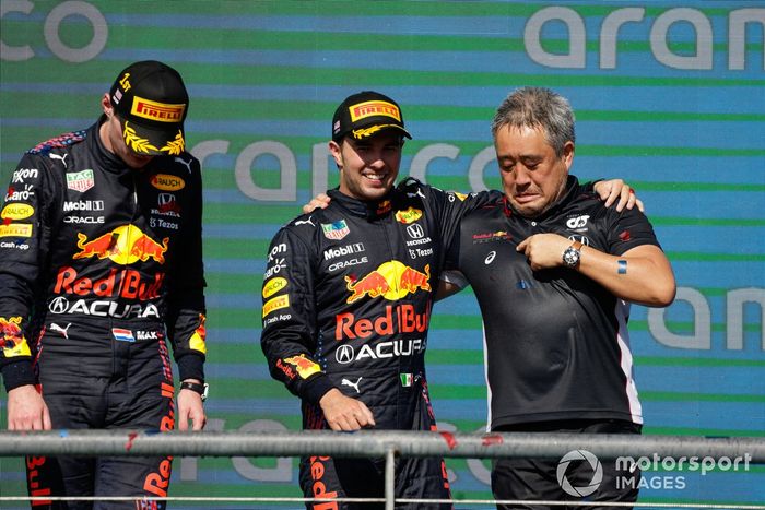 Podio: ganador Max Verstappen, Red Bull Racing, tercer lugar Sergio Pérez, Red Bull Racing y Masashi Yamamoto, Director de Honda Motorsport