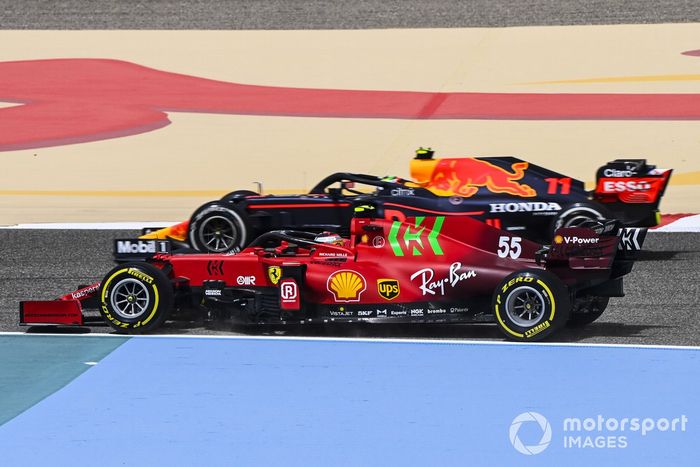 Carlos Sainz Jr., Ferrari SF21 y Sergio Pérez, Red Bull Racing RB16B