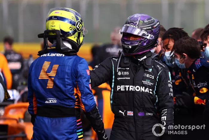 Lando Norris, McLaren, 3ª posición, y Lewis Hamilton, Mercedes, 2ª posición, se felicitan mutuamente tras la carrera