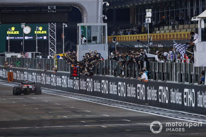 Max Verstappen, Red Bull Racing RB16, 1ª posición, toma la bandera a cuadros