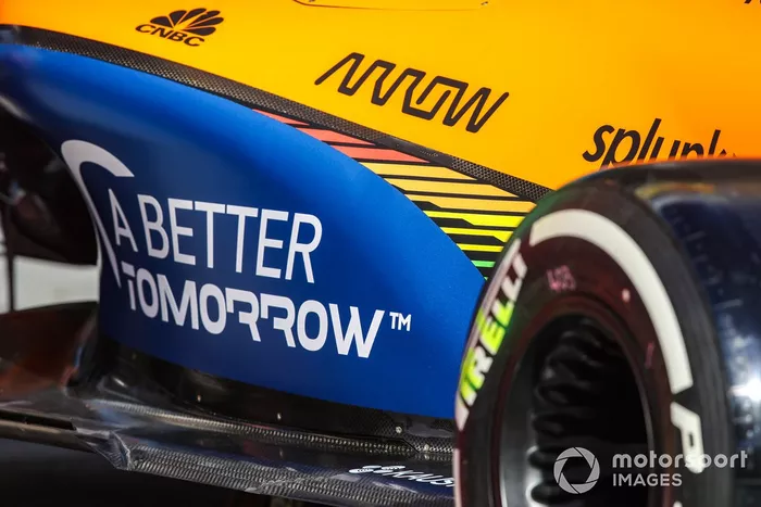 Pegatina de BAT en el McLaren