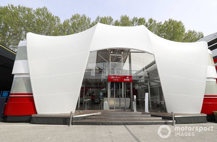 El motorhome de Alfa Romeo en el paddock de Imola