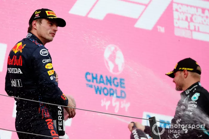 Podio: ganador de la carrera Max Verstappen, tercer lugar Valtteri Bottas, Mercedes