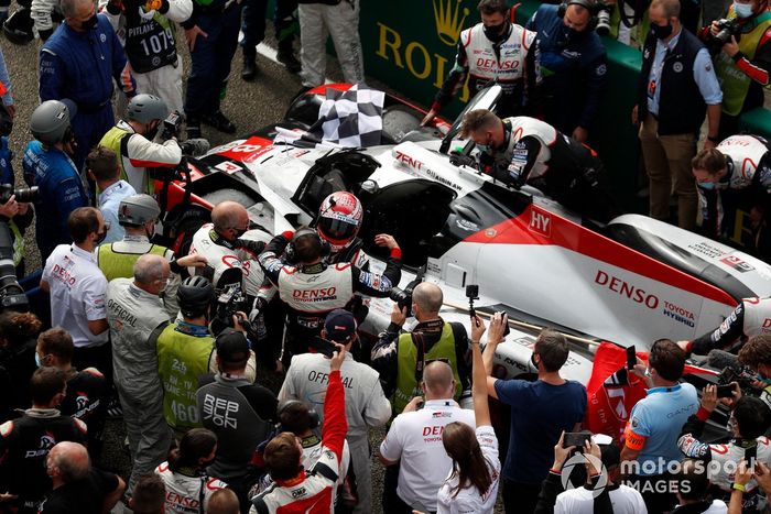 Los ganadores: #8 Toyota Gazoo Racing Toyota TS050: Sébastien Buemi, Kazuki Nakajima, Brendon Hartley