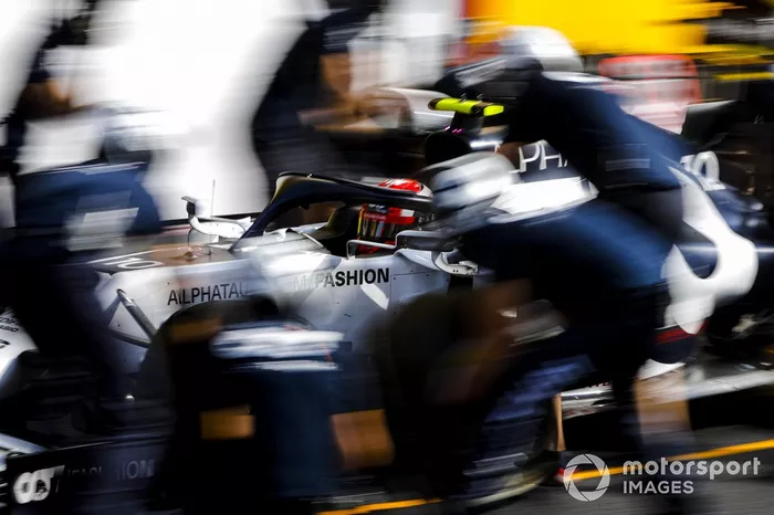 Kevin Magnussen, Haas VF-20, pit stop