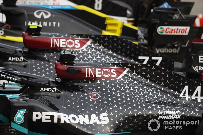 Los coches en el Parque Cerrado de Imola