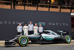 De onthulling van de Mercedes AMG F1 W07 Hybrid met Andy Cowell, Mercedes-Benz High Performance Powertrains Managing Director; Lewis Hamilton, Mercedes AMG F1; Toto Wolff, Mercedes AMG F1 Shareholder en Executive Director; Nico Rosberg, Mercedes AMG F1; Paddy Lowe, Mercedes AMG F1 Executive Director