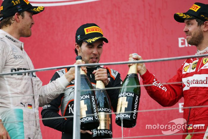 Podio: ganador de la carrera Nico Rosberg Mercedes AMG F1 celebra con el tercer lugar Sergio Pérez S