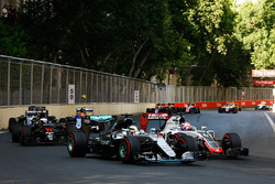 Lewis Hamilton, Mercedes AMG F1 W07 Hybrid en Romain Grosjean, Haas F1 Team VF-16 vechten voor posit