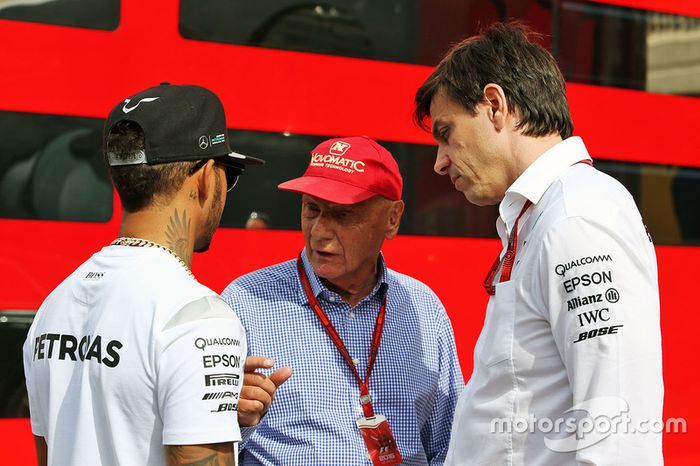 Lewis Hamilton, Mercedes AMG F1 con Niki Lauda, Mercedes Presidente no ejecutivo y Toto Wolff, Mercedes AMG F1 accionista y Director Ejecutivo