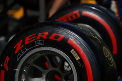 Шины Pirelli на пит-лейне