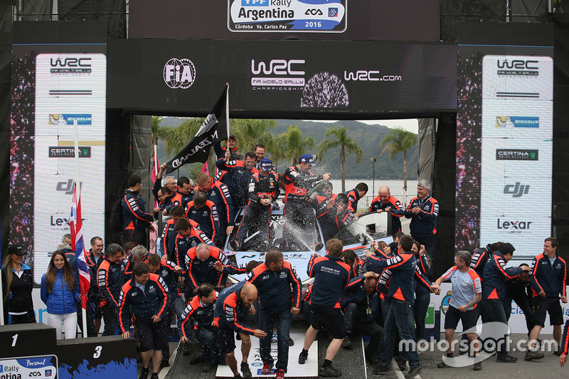 Winners Hayden Paddon, John Kennard, Hyundai Motorsport