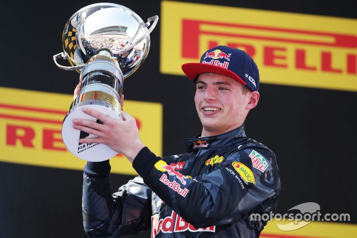 Ganador de la carrera Max Verstappen, Red Bull Racing celebra en el podio