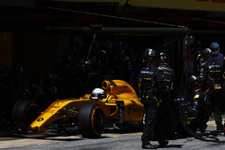 Kevin Magnussen, Renault Sport F1 Team RS16 beim Boxenstopp