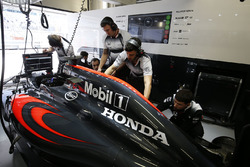 McLaren MP4-31 nel box