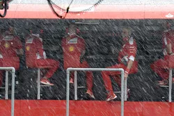 Ferrari-Kommandostand im Regen