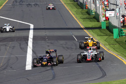 Карлос Сайнс мл., Scuderia Toro Rosso STR11 и Ромен Грожан, Haas F1 Team VF-16 - борьба за позицию