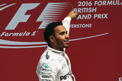 Переможець Льюіс Хемілтон, Mercedes AMG F1 святкує на подіумі