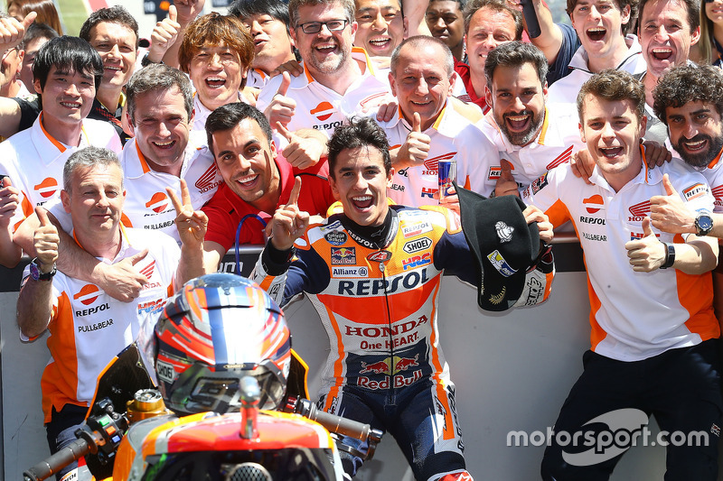 Marc Márquez fête la victoire avec son team