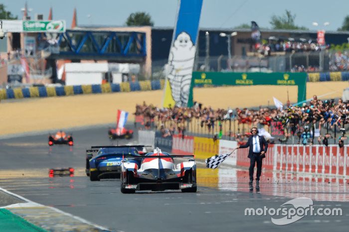 Checkered flag for #8 Toyota Gazoo Racing Toyota TS050 Hybrid: Anthony Davidson, Sébastien Buemi, Kazuki Nakajima