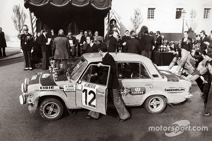 Antonio Zanini y Juan José Petisco en el podio de Montecarlo 1977