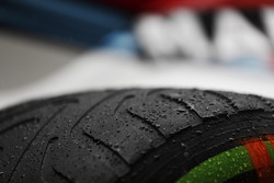 Detalle de neumáticos Pirelli de lluvia