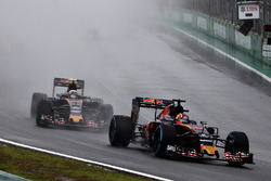 Daniil Kvyat, Scuderia Toro Rosso STR11; Carlos Sainz Jr., Scuderia Toro Rosso STR11