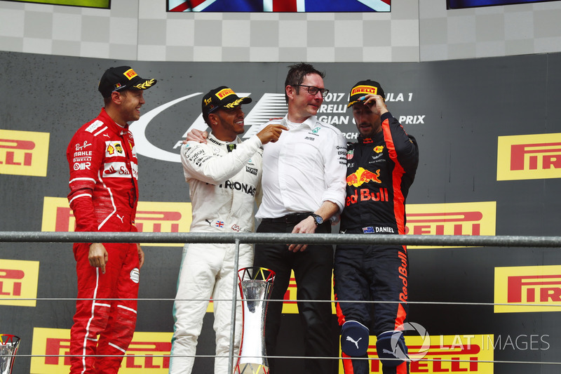 Подіум: Себастьян Феттель, Ferrari, Льюіс Хемілтон, Mercedes AMG F1, головний гоночний інженер Mercedes Ендрю Шовлін, Даніель Ріккардо, Red Bull Racing