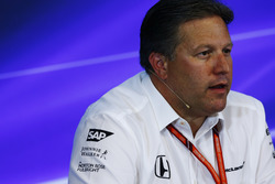 Zak Brown, uitvoerend directeur bij Mclaren Technology Group, tijdens de persconferentie