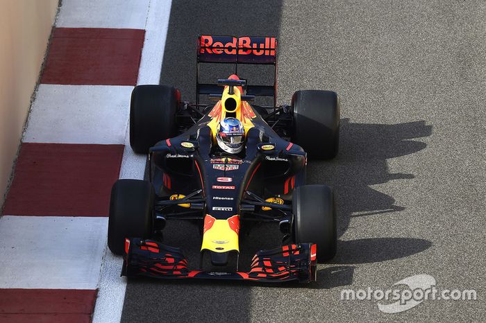 Daniel Ricciardo, Red Bull Racing probando las Pirelli 2017