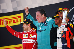 Подіум: переможець Льюіс Хемілтон, Mercedes AMG F1, друге місце - Себастьян Феттель, Ferrari, третє