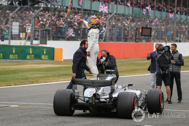 Ganador de la pole Lewis Hamilton, Mercedes AMG F1 celebra en parc ferme