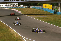 Jacques Villeneuve, Williams Renault, Damon Hill, Arrows A18 Yamaha, Mika Hakkinen, McLaren MP4/12 Mercedes et Eddie Irvine, Ferrari F310B
