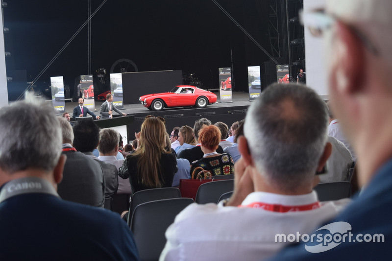 Історичний Ferrari на благодійному аукціоні "Зберегти дітей"