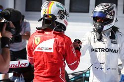 Valtteri Bottas, Mercedes AMG F1, felicita al ganador Sebastian Vettel, Ferrari, en parc ferme