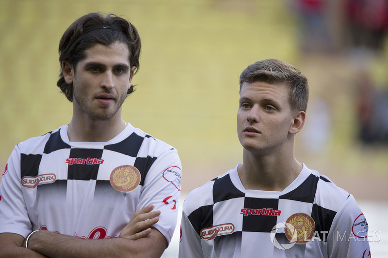 Antonio Giovinazzi, Ferrari piloto de reserva y Mick Schumacher en el partido de fútbol World Stars