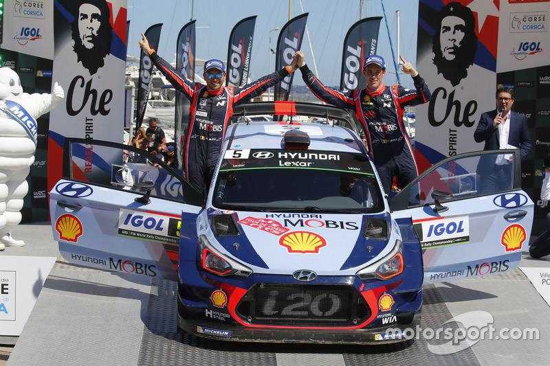 Les vainqueurs Thierry Neuville, Nicolas Gilsoul, Hyundai i20 Coupe WRC, Hyundai Motorsport