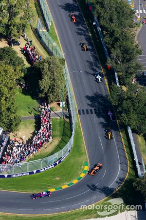 Daniil Kvyat, Scuderia Toro Rosso STR12, Fernando Alonso, McLaren MCL32 y Nico Hulkenberg, Renault S