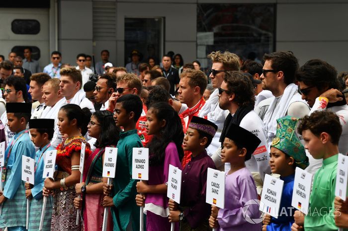 Pilotos durante el himno nacional