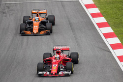 Sebastian Vettel, Ferrari SF70H, Fernando Alonso, McLaren MCL32