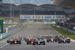Lewis Hamilton, Mercedes AMG F1 W08, Max Verstappen, Red Bull Racing RB13, Daniel Ricciardo, Red Bull Racing RB13, Valtteri Bottas, Mercedes AMG F1 W08 at the start