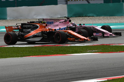 Stoffel Vandoorne, McLaren MCL32 ve Sergio Perez, Sahara Force India VJM10