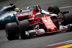 Kimi Raikkonen, Ferrari SF70H, Lewis Hamilton, Mercedes AMG F1 W08