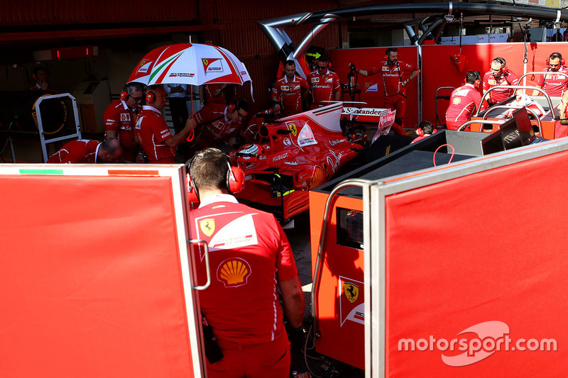 Кими Райкконен, Ferrari SF70H за экранами на пит-лейн