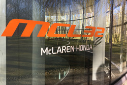 Логотип McLaren MCL32