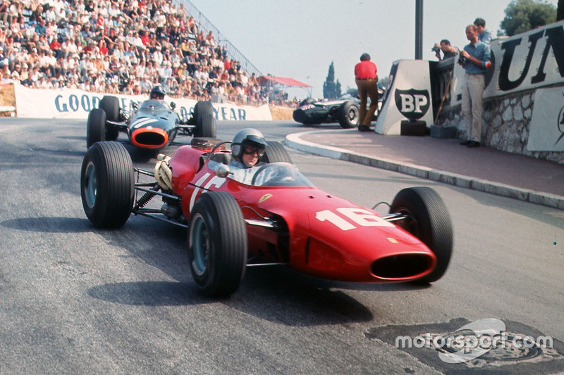 Lorenzo Bandini, Ferrari 158/246 lidera a Graham Hill, BRM P261