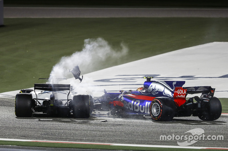 9. Lance Stroll, Williams FW40, Carlos Sainz Jr., Toro Rosso STR12, chocan y se retira
