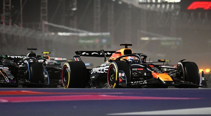 Max Verstappen, Red Bull Racing, George Russell, Mercedes