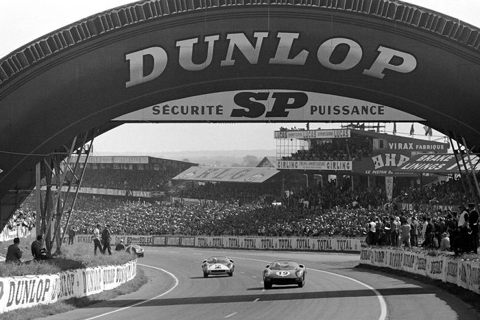 #19 Scuderia Ferrari, Ferrari 330P: John Surtees, Lorenzo Bandini, leads #15 North American Racing Team, Ferrari 330P: Skip Hudson, Pedro Rodriguez