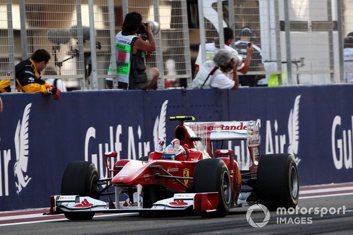 Il vincitore della gara Fernando Alonso, Ferrari F10, al GP di Gran Bretagna del 2010